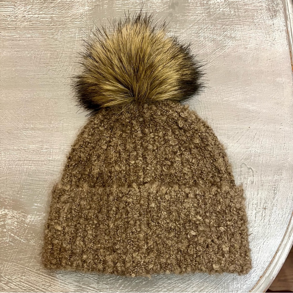 Aritzia Wilfred Free Women’s winter hat with genuine fur  Pom Pom